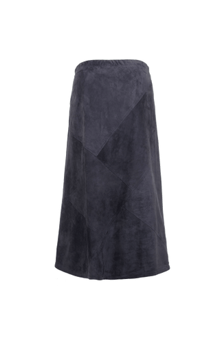 Lederrock Brigitte-CA in moderner 7/8 Länge, aus ökologisch gefärbtem und gegerbtem Leder, elastischer Bund, teilgefüttert, geometrische Patchwork-Nähte. Naturleder, anschmiegsam auf der Haut, optimaler Halt und Tragekomfort durch den elastischen Bund. Längere UV-Einwirkung kann Farbveränderungen verursachen. In der Farbe Dunkelblau (Farbe: midnight)