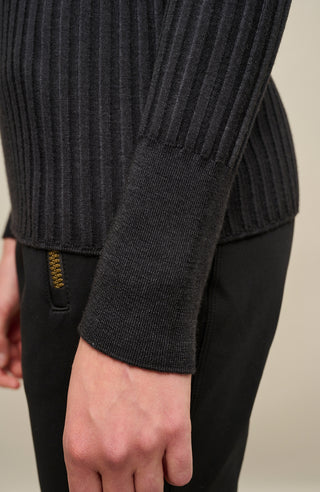 Locker geschnittener Damen-Rundhalspullover in schwarz, Modell 406601 CameliaDyed-RB- Detailansicht am Model. Weiches Material mit geripptem Saum und Ärmelbündchen.