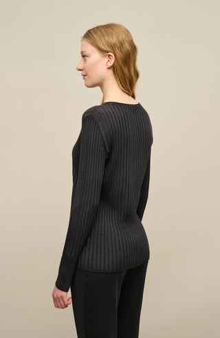 Locker geschnittener Damen-Rundhalspullover in schwarz, Modell 406601 CameliaDyed-RB- Rueckansicht am Model. Weiches Material mit geripptem Saum und Ärmelbündchen.