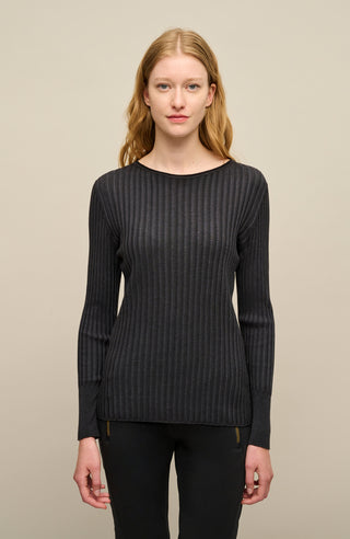 Locker geschnittener Damen-Rundhalspullover in schwarz, Modell 406601 CameliaDyed-RB- Vorderansicht am Model. Weiches Material mit geripptem Saum und Ärmelbündchen.