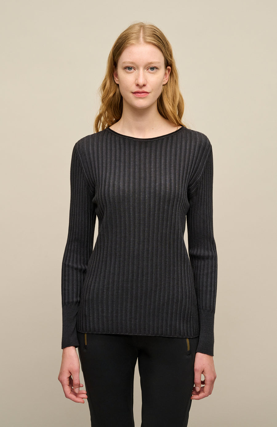 Locker geschnittener Damen-Rundhalspullover in schwarz, Modell 406601 CameliaDyed-RB- Vorderansicht am Model. Weiches Material mit geripptem Saum und Ärmelbündchen.