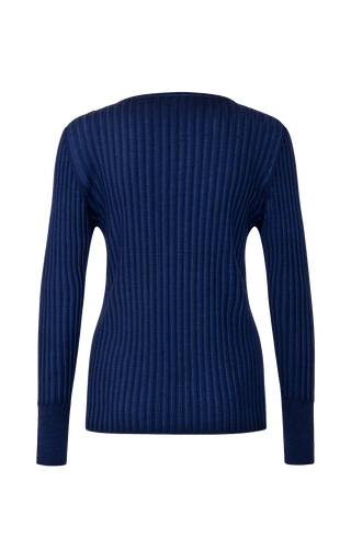 Locker geschnittener Damen-Rundhalspullover in blau, Modell 406601 CameliaDyed-RB- Rueckansicht. Weiches Material mit geripptem Saum und Ärmelbündchen.