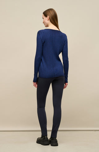 Locker geschnittener Damen-Rundhalspullover in blau, Modell 406601 CameliaDyed-RB- Rueckansicht am Model. Weiches Material mit geripptem Saum und Ärmelbündchen.