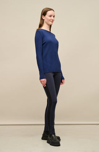 Locker geschnittener Damen-Rundhalspullover in blau, Modell 406601 CameliaDyed-RB- Vorderansicht am Model. Weiches Material mit geripptem Saum und Ärmelbündchen.