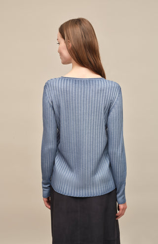 Locker geschnittener Damen-Rundhalspullover in hellblau, Modell 406601 CameliaDyed-RB- Rueckansicht Model. Weiches Material mit geripptem Saum und Ärmelbündchen.