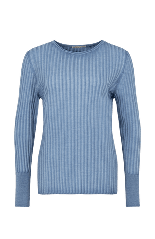 Locker geschnittener Damen-Rundhalspullover in hellblau, Modell 406601 CameliaDyed-RB- Vorderansicht. Weiches Material mit geripptem Saum und Ärmelbündchen.