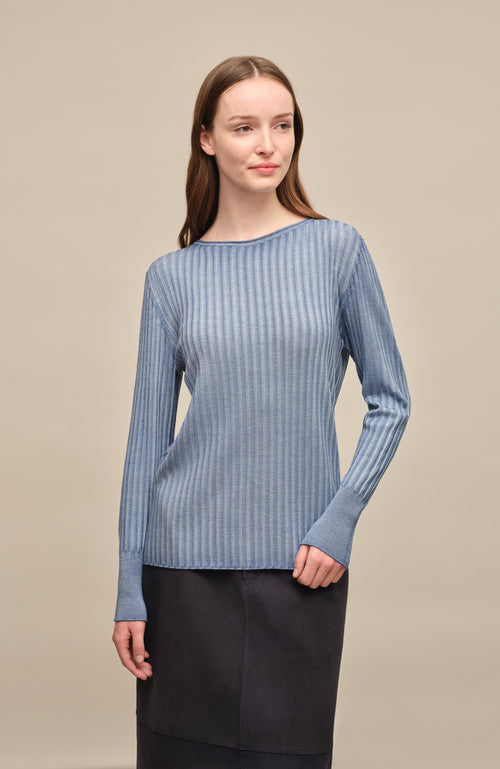 Locker geschnittener Damen-Rundhalspullover in hellblau, Modell 406601 CameliaDyed-RB- Vorderansicht Model. Weiches Material mit geripptem Saum und Ärmelbündchen.