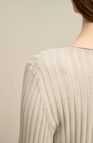 Locker geschnittener Damen-Rundhalspullover in beige, Modell 406601 CameliaDyed-RB- Detailansicht Model. Weiches Material mit geripptem Saum und Ärmelbündchen.