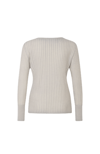 Locker geschnittener Damen-Rundhalspullover in beige, Modell 406601 CameliaDyed-RB- Rueckansicht. Weiches Material mit geripptem Saum und Ärmelbündchen.