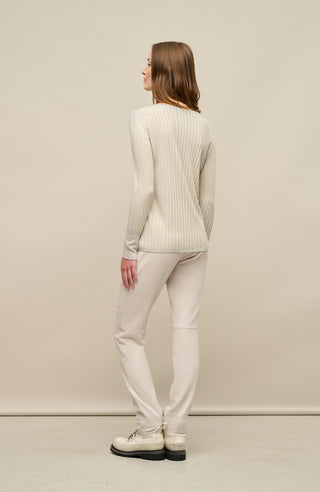 Locker geschnittener Damen-Rundhalspullover in beige, Modell 406601 CameliaDyed-RB- Rueckansicht Model. Weiches Material mit geripptem Saum und Ärmelbündchen.