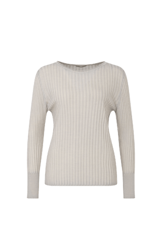 Locker geschnittener Damen-Rundhalspullover in beige, Modell 406601 CameliaDyed-RB- Vorderansicht. Weiches Material mit geripptem Saum und Ärmelbündchen.