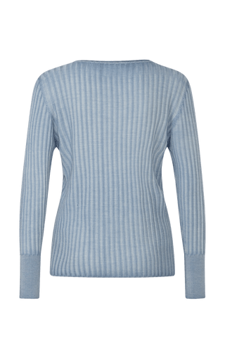 Locker geschnittener Damen-Rundhalspullover in Hellblau, Modell 406601 CameliaDyed-RB – Rückansicht. Weiches Material mit geripptem Saum und Ärmelbündchen.