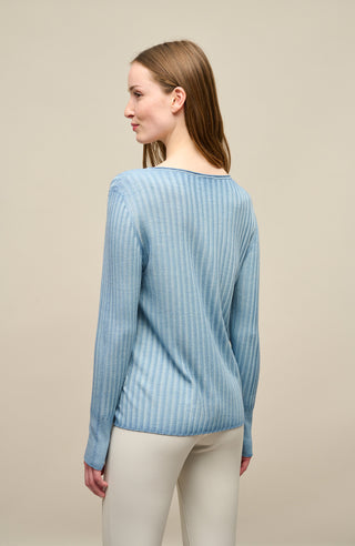 Locker geschnittener Damen-Rundhalspullover in Hellblau, Modell 406601 CameliaDyed-RB – Rueckansicht am Model. Weiches Material mit geripptem Saum und Ärmelbündchen.