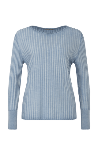 Locker geschnittener Damen-Rundhalspullover in Hellblau, Modell 406601 CameliaDyed-RB – Vorderansicht. Weiches Material mit geripptem Saum und Ärmelbündchen.