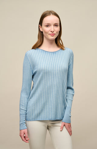 Locker geschnittener Damen-Rundhalspullover in Hellblau, Modell 406601 CameliaDyed-RB – Vorderansicht. am Model. Weiches Material mit geripptem Saum und Ärmelbündchen.