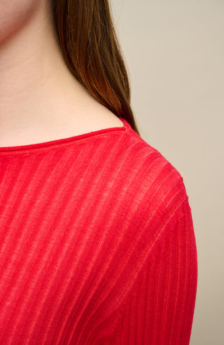 Locker geschnittener Damen-Rundhalspullover in rot, Modell 406601 CameliaDyed-RB. Detailansicht am Model. Weiches Material mit geripptem Saum und Ärmelbündchen.