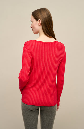Locker geschnittener Damen-Rundhalspullover in rot, Modell 406601 CameliaDyed-RB. Rueckansicht am Model. Weiches Material mit geripptem Saum und Ärmelbündchen.