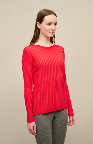 Locker geschnittener Damen-Rundhalspullover in rot, Modell 406601 CameliaDyed-RB. Vorderansicht am Model. Weiches Material mit geripptem Saum und Ärmelbündchen.