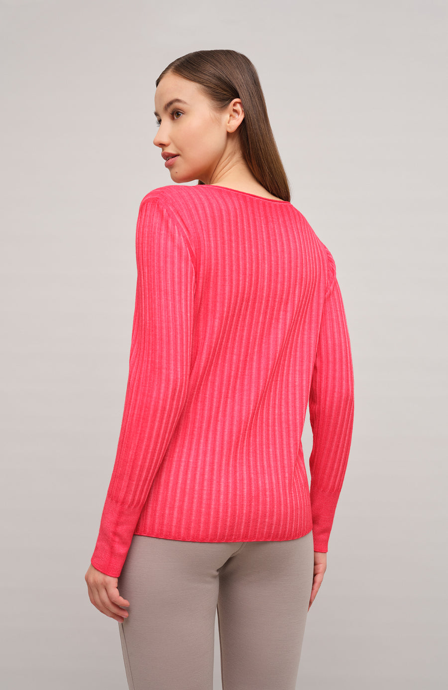 Locker geschnittener Damen-Rundhalspullover in poppy, Modell 406601 CameliaDyed-RB. Weiches Material mit geripptem Saum und Ärmelbündchen. Weiches Material mit geripptem Saum und Ärmelbündchen. Weiches Material mit geripptem Saum und Ärmelbündchen.