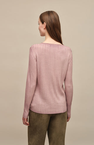 Locker geschnittener Damen-Rundhalspullover in rose, Modell 406601 CameliaDyed-RB- Rueckansicht am Model. Weiches Material mit geripptem Saum und Ärmelbündchen.