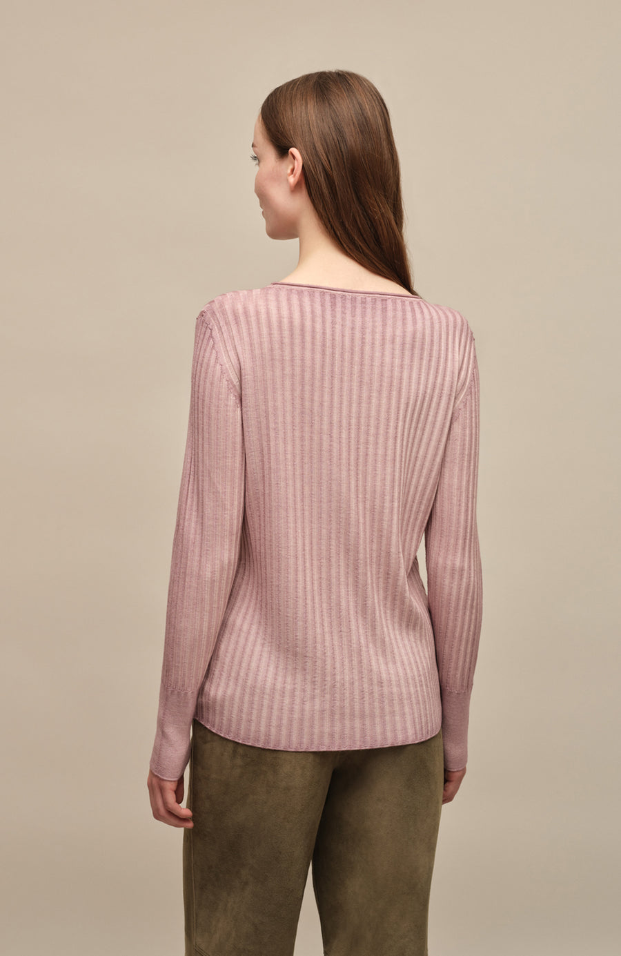 Locker geschnittener Damen-Rundhalspullover in rose, Modell 406601 CameliaDyed-RB- Rueckansicht am Model. Weiches Material mit geripptem Saum und Ärmelbündchen.