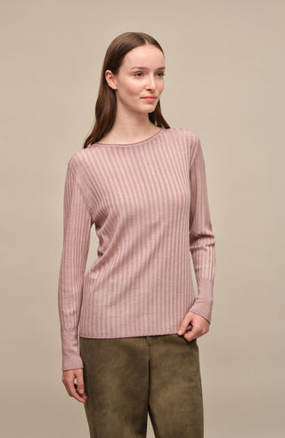 Locker geschnittener Damen-Rundhalspullover in rose, Modell 406601 CameliaDyed-RB- Vorderansicht am Model. Weiches Material mit geripptem Saum und Ärmelbündchen.
