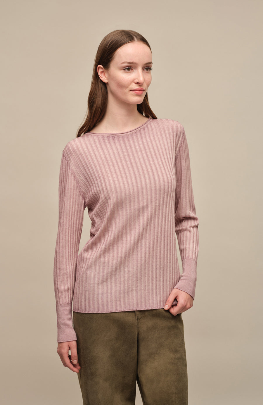 Locker geschnittener Damen-Rundhalspullover in rose, Modell 406601 CameliaDyed-RB- Vorderansicht am Model. Weiches Material mit geripptem Saum und Ärmelbündchen.