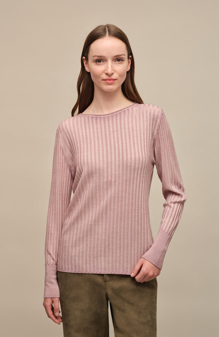 Locker geschnittener Damen-Rundhalspullover in staubigem Rosé (Farbe 1030 Dusty Rose), Modell 406601 CameliaDyed-RB, weiche Baumwollmischung, Vorderansicht am Model – lässiger Strickpullover für Alltag und Freizeit