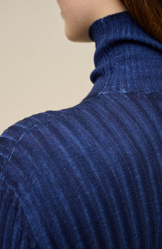 Detailansicht des lockeren Damen-Rollkragenpullovers in dunklem Violett (Farbe 161-0 Twilight), Modell 533601 MarleenDyed-RB, aus weicher Baumwollmischung, zeigt die feine Strickstruktur und den Rollkragen – stilvoller und bequemer Pullover für kühle Tage