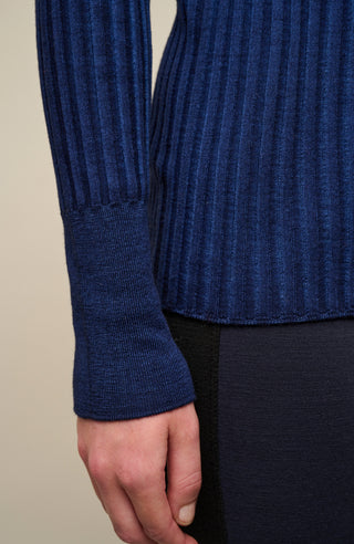 Detailansicht des lockeren Damen-Rollkragenpullovers in dunklem Violett (Farbe 161-0 Twilight), Modell 533601 MarleenDyed-RB, aus weicher Baumwollmischung, am Model – zeigt die feine Strickstruktur und den Rollkragen, ideal für gemütliche Herbst- und Winterlooks