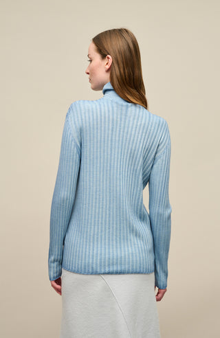 Rückansicht des lockeren Damen-Rollkragenpullovers in zartem Himmelblau (Farbe 263-0 Light Sky), Modell 533601 MarleenDyed-RB, aus weicher Baumwollmischung, am Model – gemütlicher Strickpullover für alle Jahreszeiten mit stilvollem Design