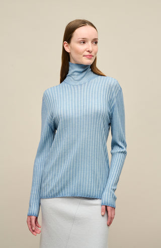 Lockerer Damen-Rollkragenpullover in zartem Himmelblau (Farbe 263-0 Light Sky), Modell 533601 MarleenDyed-RB, weiche Baumwollmischung, Vorderansicht am Model – eleganter, bequemer Strickpullover für den Alltag