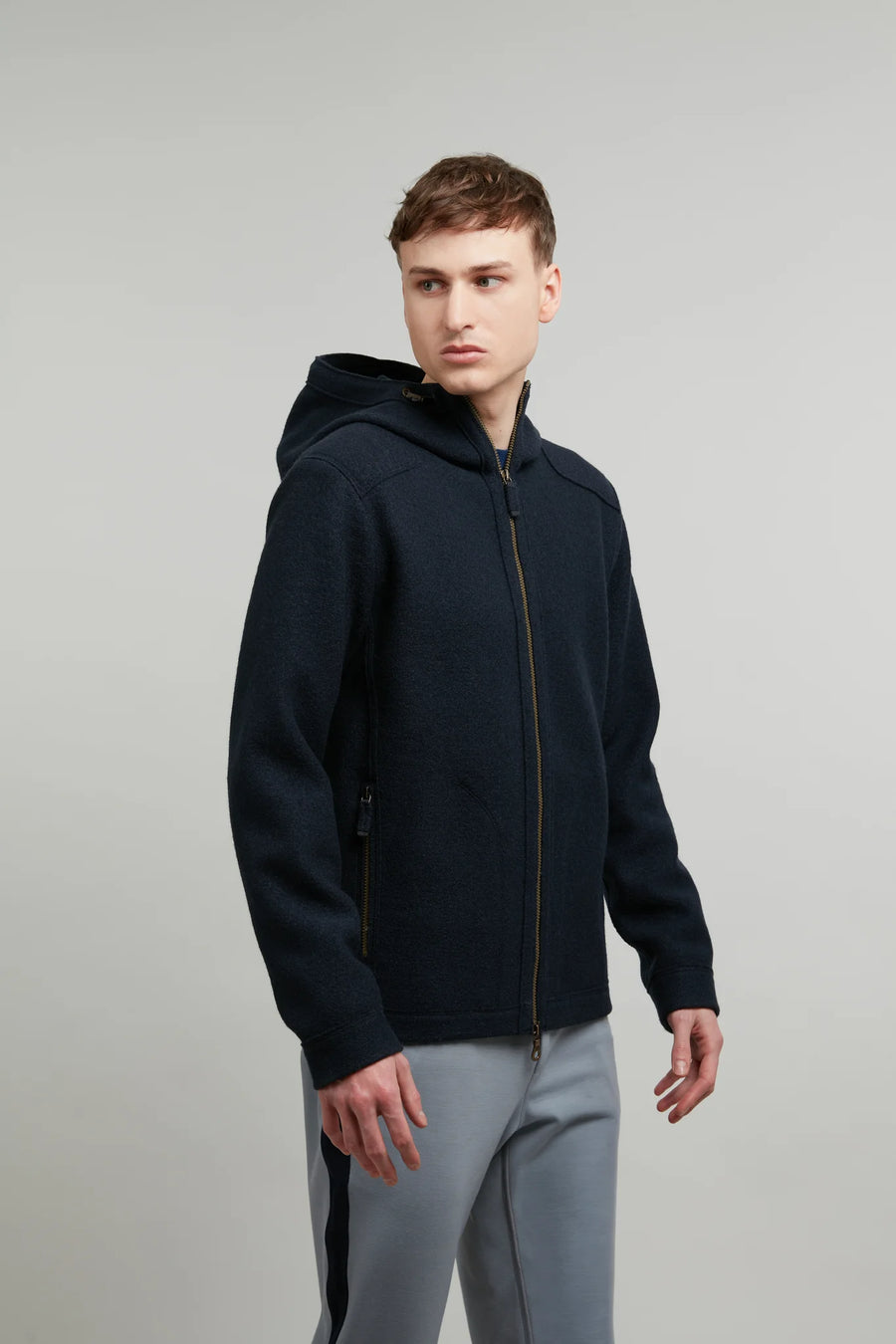 Die Walkjacke Phil mit Kapuze ist neu im Sortiment und überzeugt mit ihrem jungen, modernen Schnitt. Passend dazu: die Hose Cillian mit farblich abgesetzten Streifen für einen sportlich-modernen Look.