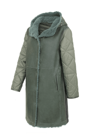 Lammfell Mantel mit Loden und Quilt Ärmel moosgrün von der Seite