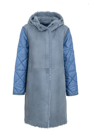 Lammfell Mantel mit Loden und Quilt Ärmel puderblau von vorne