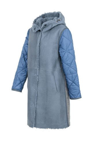 Lammfell Mantel mit Loden und Quilt Ärmel puderblau von der Seite