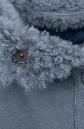 Lammfell Mantel mit Loden und Quilt Ärmel puderblau Detail
