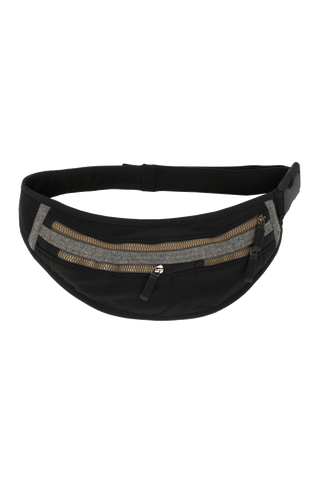 eltbag-S Hüfttasche aus Schöller Softshell mit geräumigem Hauptfach und zwei kleinen Ziptaschen vorne. Weitenverstellbarer Gurt mit Steckschließe. Innenmaterial aus wasserabweisendem Performance Ski. Mit Lodendetails. Leicht und körpernah tragbar – klassisch um die Hüfte oder quer über den Rücken. Farbe: Schwarz (Farbe: black)