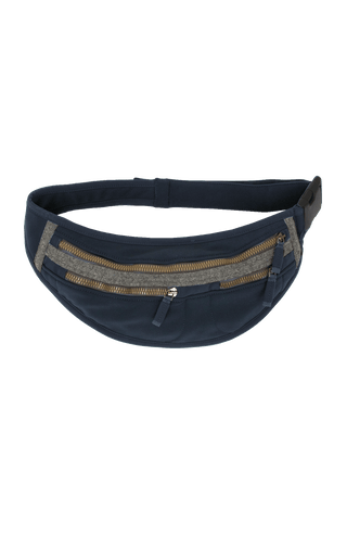 Beltbag-S Hüfttasche aus Schöller Softshell mit geräumigem Hauptfach und zwei kleinen Ziptaschen vorne. Weitenverstellbarer Gurt mit Steckschließe. Innenmaterial aus wasserabweisendem Performance Ski. Mit Lodendetails. Leicht und körpernah tragbar – klassisch um die Hüfte oder quer über den Rücken. Farbe: Midnight (Farbe: midnight)